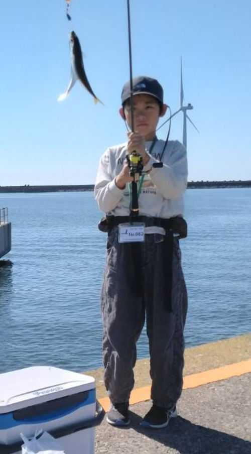 350mパイプライン側でのサビキ釣り小学生がダブルヒットで大喜びです。