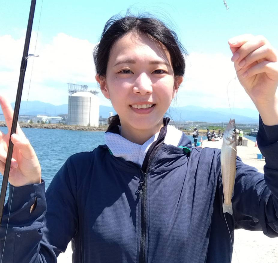 女性anglerがキスを釣り上げニコニコ