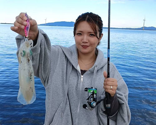 胴長15㎝の食べごろサイズ 初めての?釣行でイカの引きを味わうとは強運の持ち主!