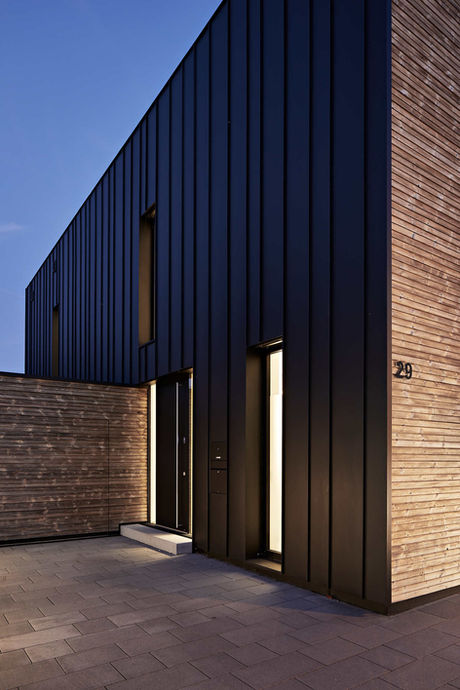 Wohnhaus Neubau - Bad Dürkheim - Neustadt - Landau - Maxdorf - Ludwigshafen - Massivhaus  - Architekt - Bauhaus - Moderne Architektur - KFW 40 - KFW 55 - Effizienzhaus - Metallfassade - Prefa - Holzbau - Holzfassade - Kragarmtreppe - Innenarchitekt - Innenarchitektur - Schwimmbecken  - Pool - Interior Design - Einbaumöbel - Möbelbau - Bad Design