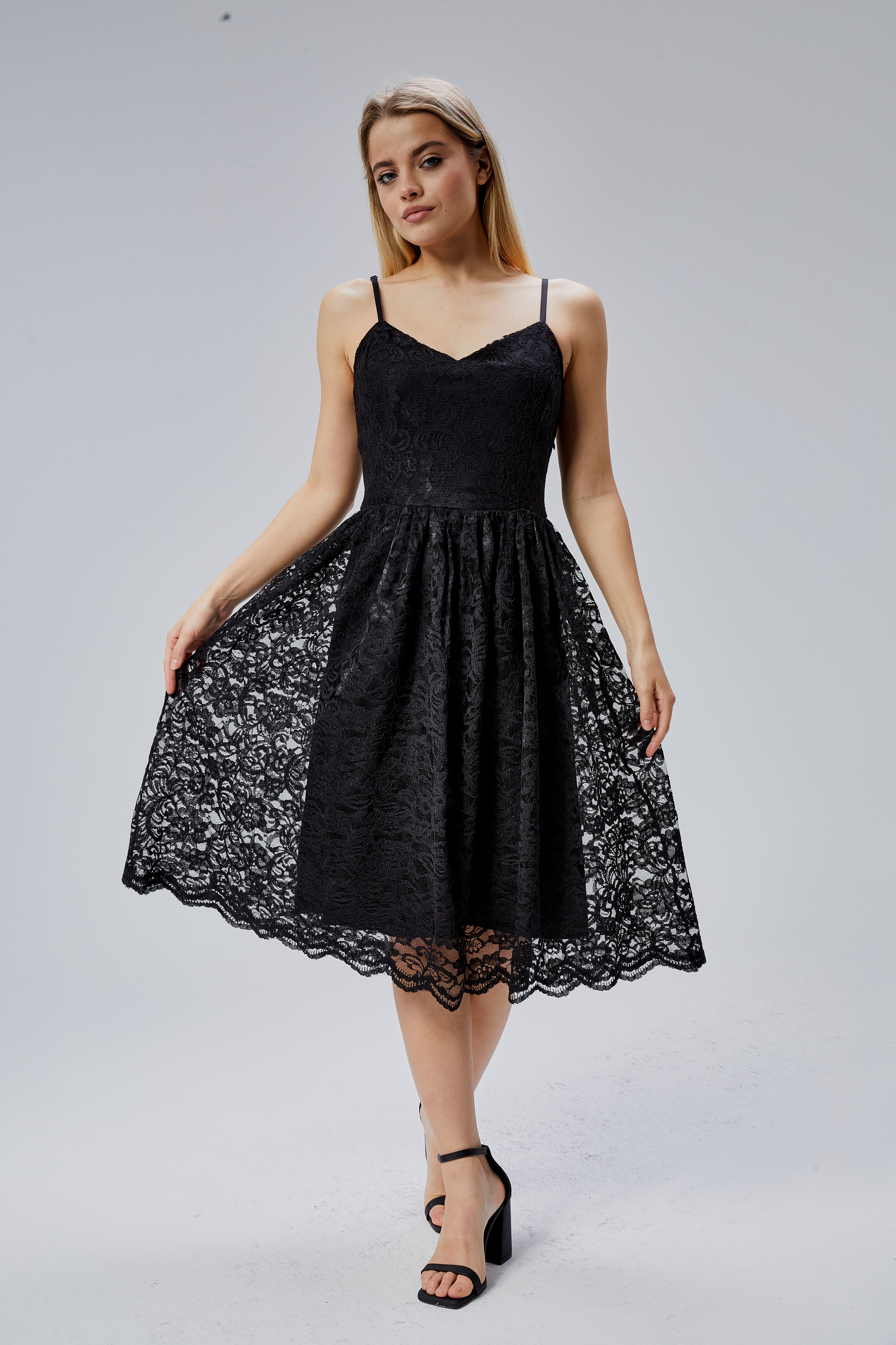 Siyah Dantelli V Yaka Ayarlanabilir Askılı Kısa Kadın Elbise HELVEYS HV06063134