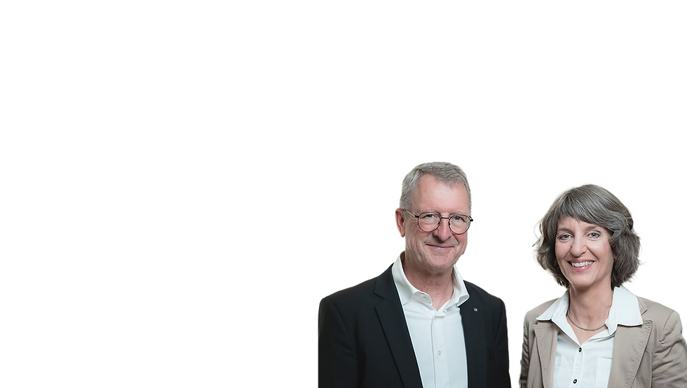 Ein Mann und eine Frau stehen nebeneinander