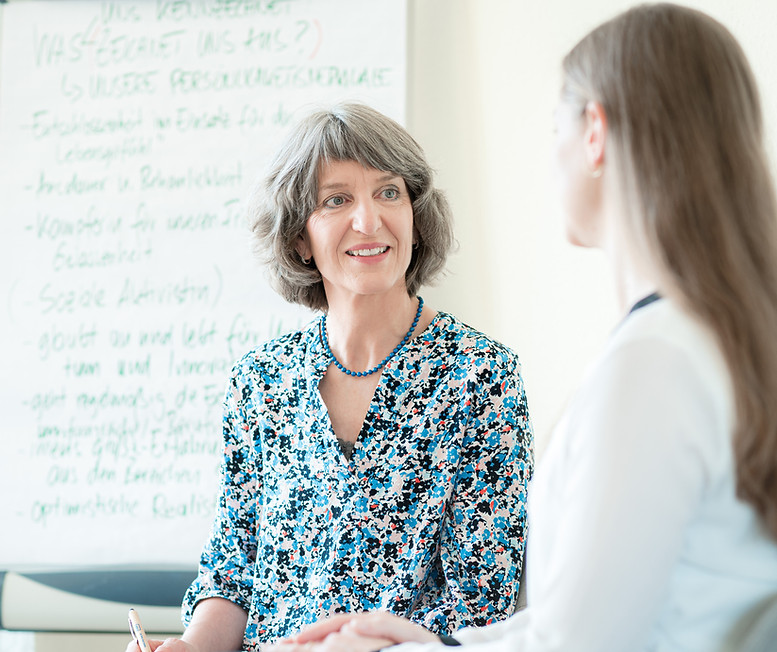 Zwei Frauen sitzen zusammen