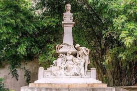 Monumento de Efraín y María 
