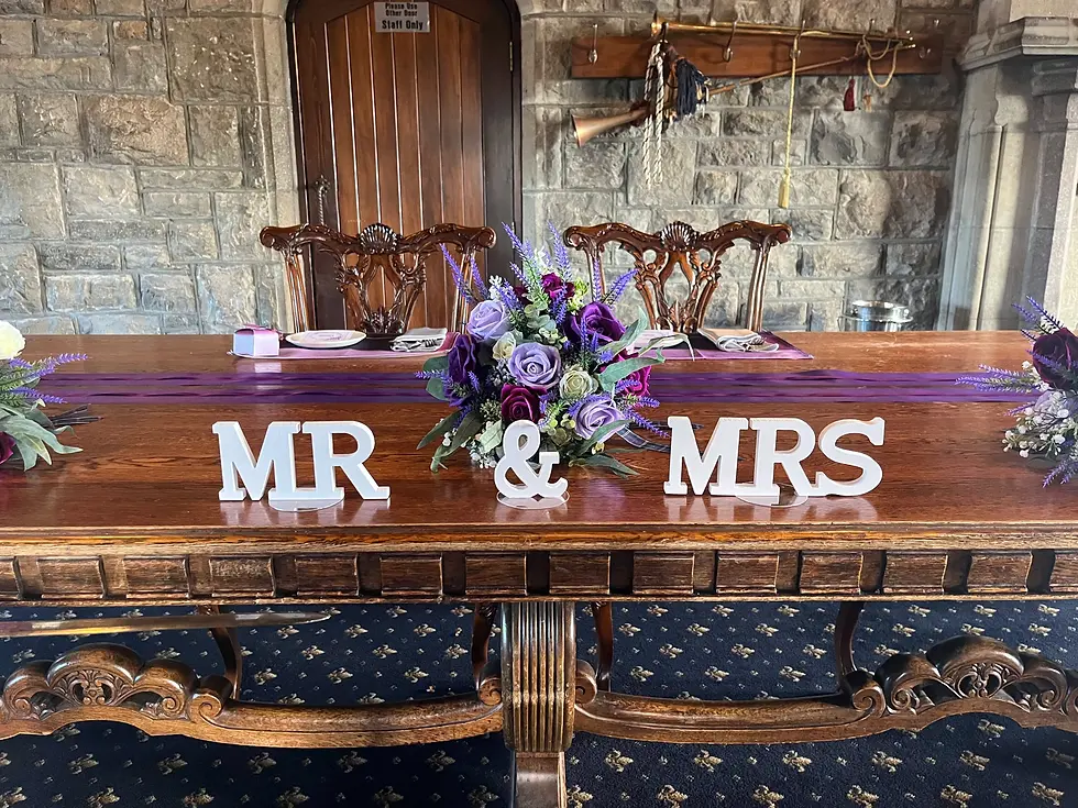 Thumbnail: Sign - Mr & Mrs