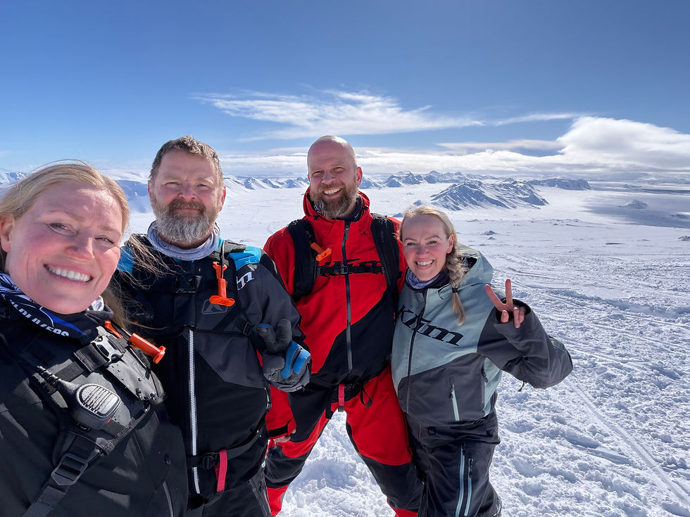 Eva & Óskar with customers on a great winter day