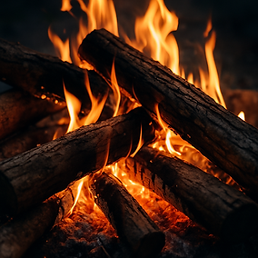Lagerfeuer mit großen Holzscheiten und einem brennenden Feuer