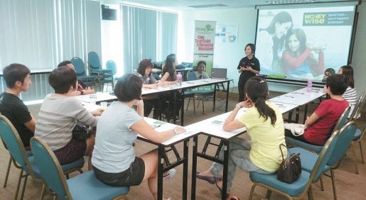 为了让如何让孩子提前学习规划,吴佩仪(站者)也不时为家长举办说明会,釐清家长的疑问。