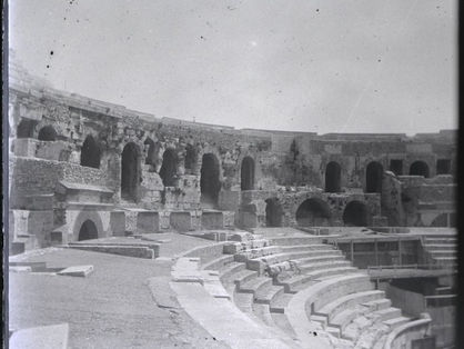                        Les arènes de la petite Rome.