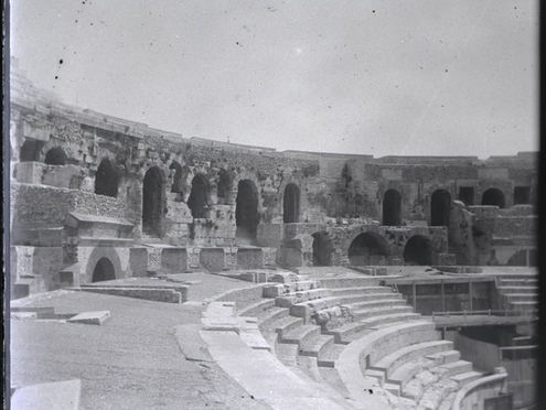                        Les arènes de la petite Rome.