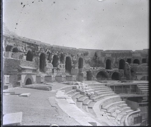                        Les arènes de la petite Rome.