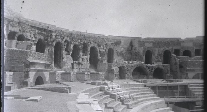                        Les arènes de la petite Rome.