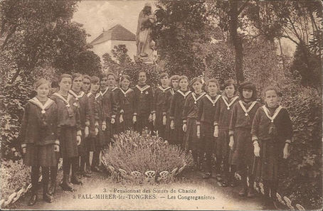 Klooster-congreganistjes in de tuin.jpg