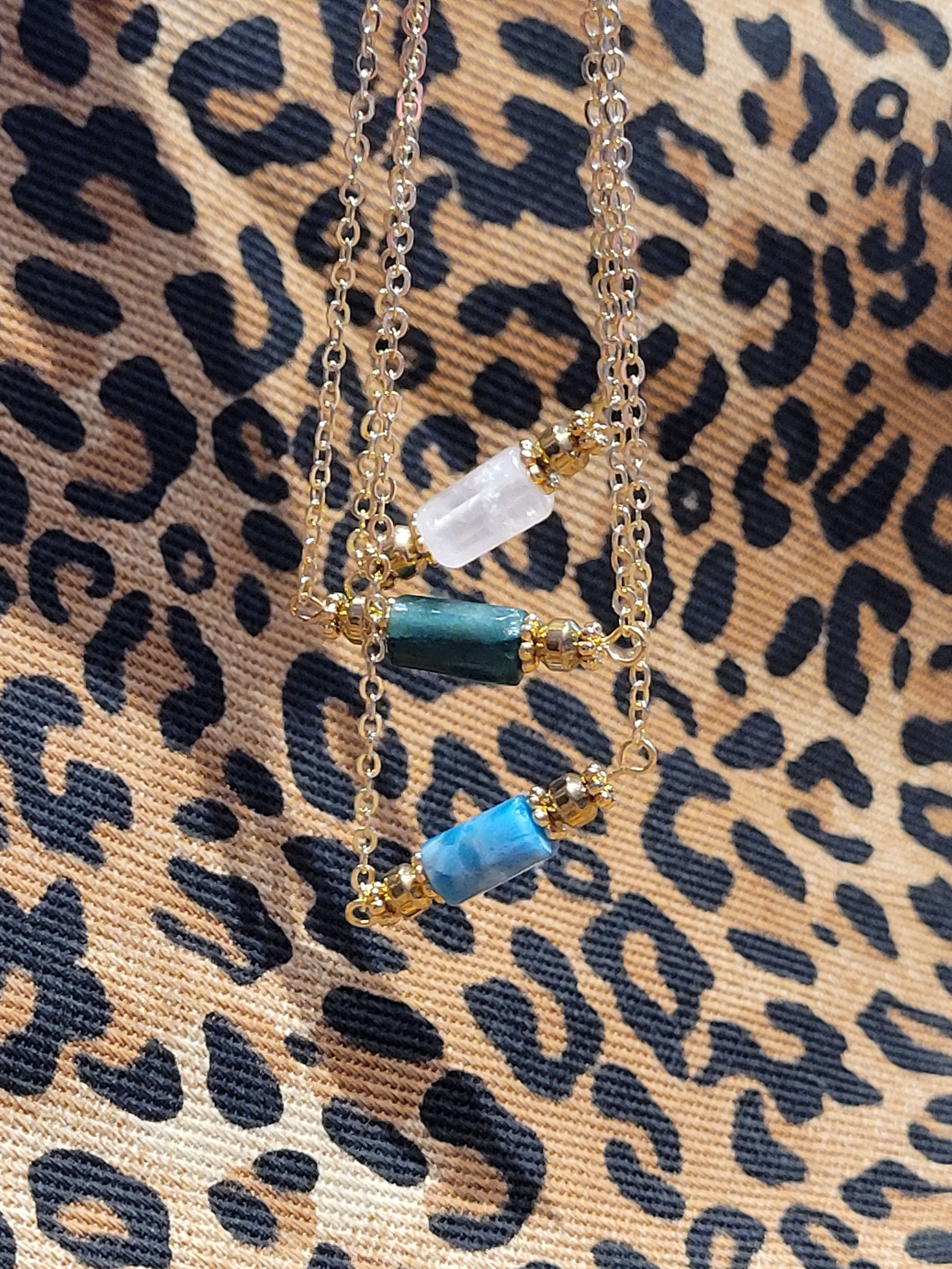 Collier Alba, chaine maille forcat, pierre centrale au choix, Apatite, Quartz rose ou Émeuraude et perle plaqué doré.