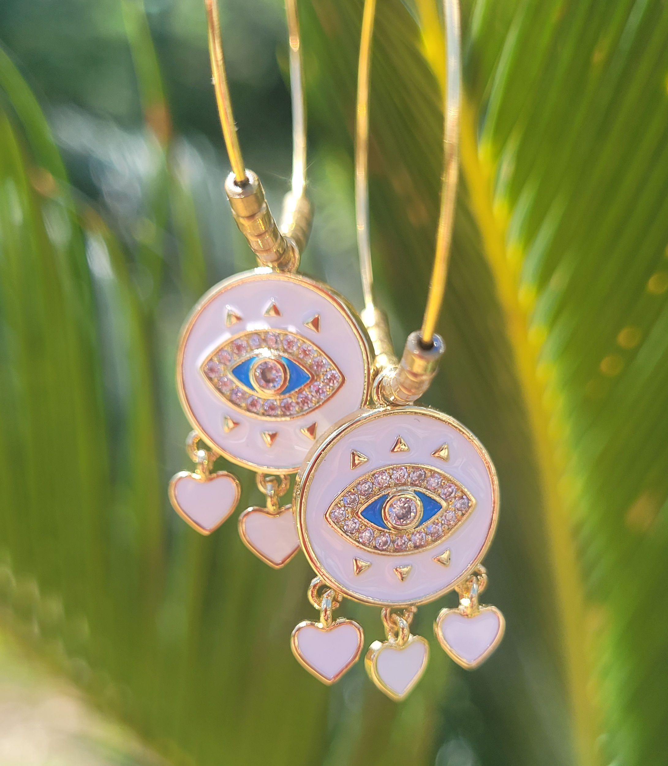 Boucles d'oreilles STELLA en acier inoxydable avec hématites et pampilles oeil et coeur en émail blanc, elles ajouteront une