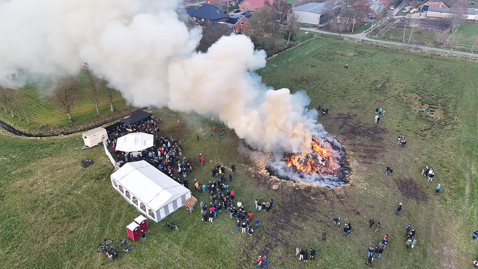 Osterfeuer des KBV "Freesenmoot" Nenndorfs aus der Vogel Perspektive