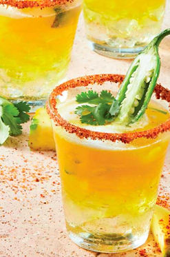 Jugo-de-pina-con-mezcal-APALUZ-y-chile-serrano.jpg
