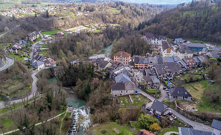 ce-bourg-medieval-nous-revele-son-histoire-au-gre-des-arcades-et-des-meandres-du-cheran-ph
