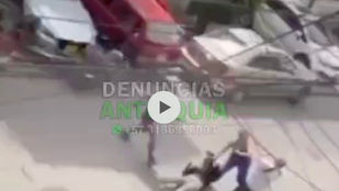 #Medellín/ se presentó un caso de intolerancia entre propietarios de un Deposito y vecinos por el mal parqueo de camiones y vehículos que ocupan el espacio público en el sector de Cristo Rey barrio c