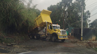 #Atención/ en la vía san pedro de los milagros, conductor Volqueta doble troque botando escombros en plena vía. Solicitamos a las autoridades de Medellín y Bello articulación para sancionar este condu