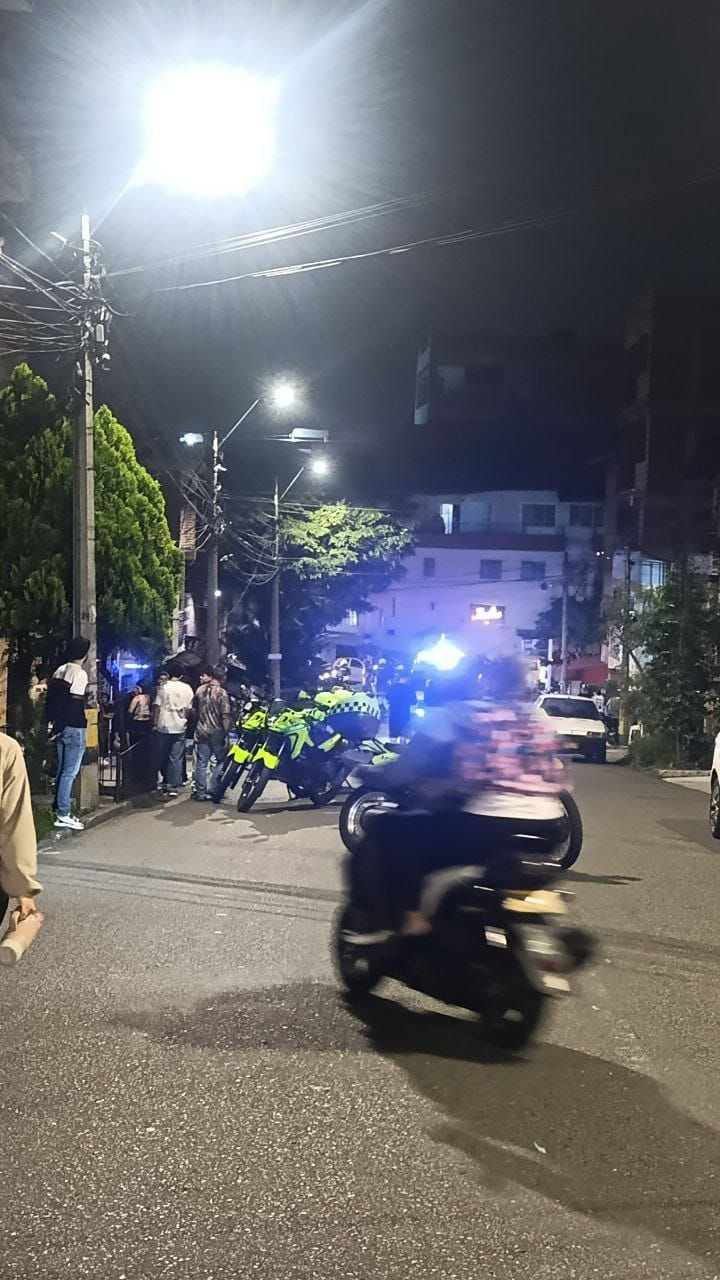 Medellín/ Dos policías lesionados y un presunto delincuente neutralizado, uno más capturado y arma de fuego incautada durante procedimiento en Aranjuez.
