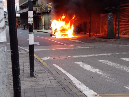 #Medellín/ bomberos Medellín atendió incendio vehicular altura estación parque Berrío , ayacucho con bolivar frente al centro comercial wala