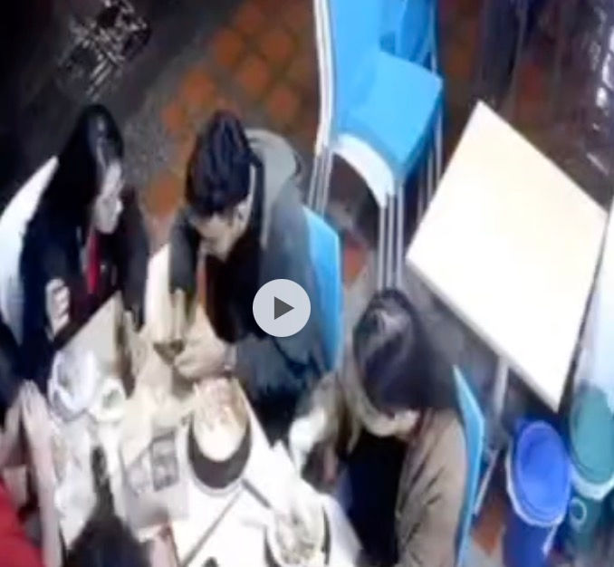 #Medellín / el fin de semana pasado 3 sujetos con arma de fuego ingresaron aún restaurante ubicado al frente del éxito de viva laureles en la avenida 80 e intimidan a unos comensales hurtandoles, celu