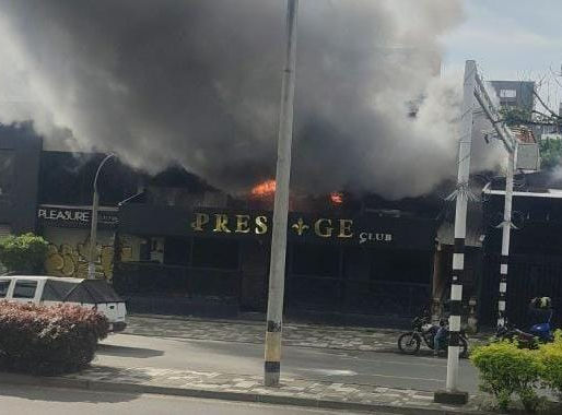 #Medellín/ bomberos Medellín atendió incendio estructural en la discoteca prestige club en la calle 33 con carrera 78.