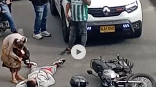 #Atención/ Esto paso el día de ayer en horas de la mañana, ladrones en motocicleta en toda la estación universidad de medellín atracando a los ocupantes de un vehículo y fueron embestidos por el cond