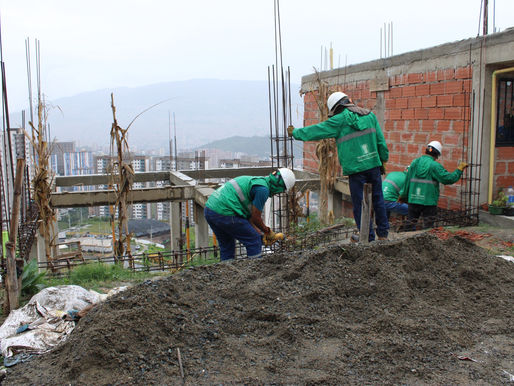El Distrito intensifica operativos contra construcciones ilegales: cuatro obras en cemento y varilla fueron removidas en La Divisa, en la comuna 13*