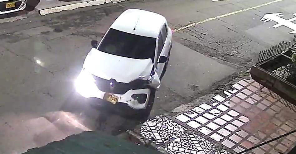 #Medellín/ conductor de vehículo kwid colisiona 2 vehículos que estaban parqueados y se da a la fuga barrio Salvador