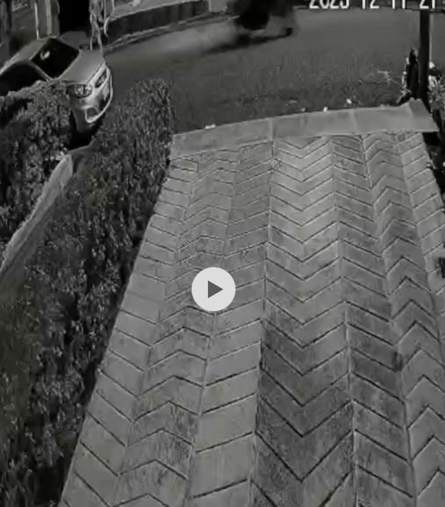 #Medellín/ anoche varios sujetos en motocicleta y con arma de fuego hurtan a 2 mujeres en el Barrio Buenos Aires cuando estas iban a ingresar a un edificio en su motocicleta, se le llevan joyas, dine