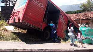 #Bello / nos reportan incidente de tránsito en la Gabriela, conductor de camión de postobon pierde el control y termina contra una vivienda