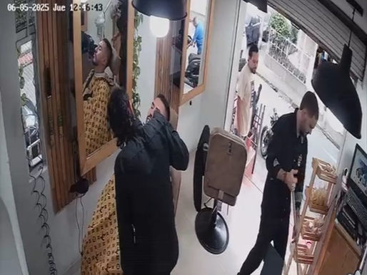 #Medellín/ 6 sujetos en 4 motocicletas y con arma de fuego hurtan a un ciudadano que estaba en una barbería en el Barrio Santa Fé. Hechos ocurridos el 05 de junio 2025.