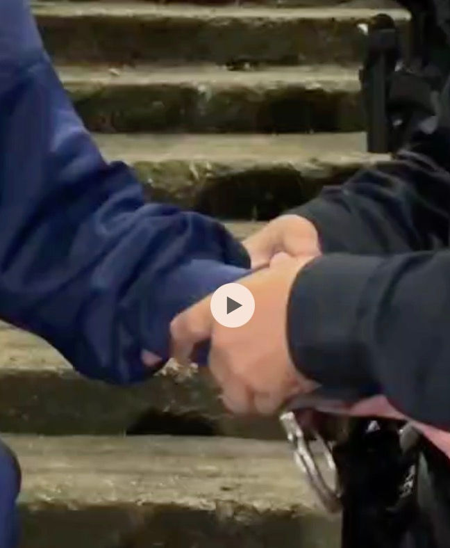 #Medellín/ Durante los operativos de seguridad realizados en el Doce de Octubre, las autoridades capturaron a un hombre por el delito de porte de estupefacientes.