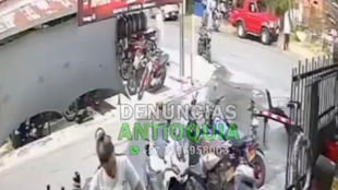 #Medellín/ 2 sujetos en motocicleta en el Barrio pedregal cerca a comfama llegaron a un taller de motos, uno de ellos se acerca a un ciudadano que estaba en el sitio e intenta sacar un arma de fuego,