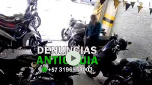 #Medellín/ a eso de las 3 :30 pm sujeto ingreso con arma de fuego a un parqueadero ( parquin molinos ) diagonal a la entrada 2 del centro comercial los molinos, íntima aún ciudadano y le hurtan una ca