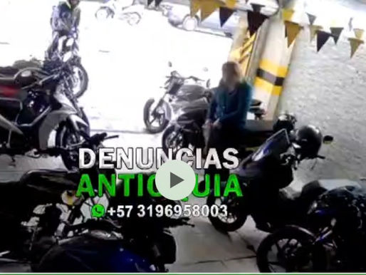 #Medellín/ a eso de las 3 :30 pm sujeto ingreso con arma de fuego a un parqueadero ( parquin molinos ) diagonal a la entrada 2 del centro comercial los molinos, íntima aún ciudadano y le hurtan una ca