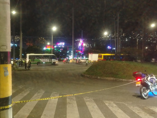 #Medellín/ hace pocos minutos se presentó un posible feminicidio dentro de un bus de prado en la autopista sur a la altura del puente de la 30.