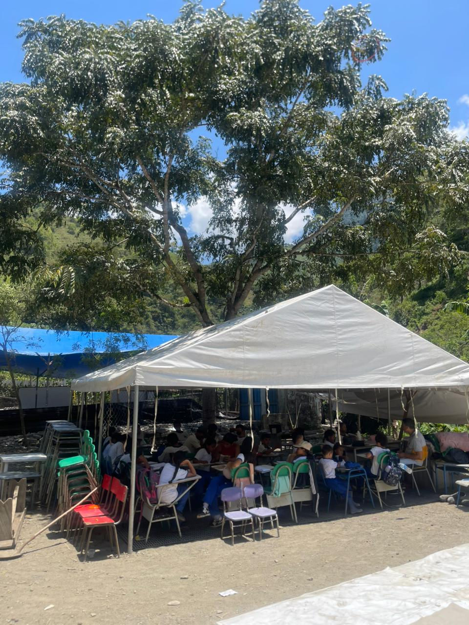 #Antioquia / Clases bajo una carpa: comunidad de El Retiro, en Dabeiba, espera respuesta para reconstruir su escuela