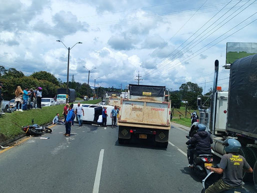 #Movilidad/ nos reportan accidente de tránsito con volcamiento de vehículo autopista Medellín Bogotá sentido medellín Rionegro altura glorieta de Belén.