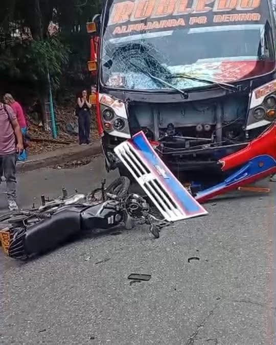 #Medellín/ nos reportan fuerte accidente de tránsito Carrera 82C con calle 101AA vía 12 de octubre,  involucrados un bus de servicio público y un motociclista quién resultó lesionado