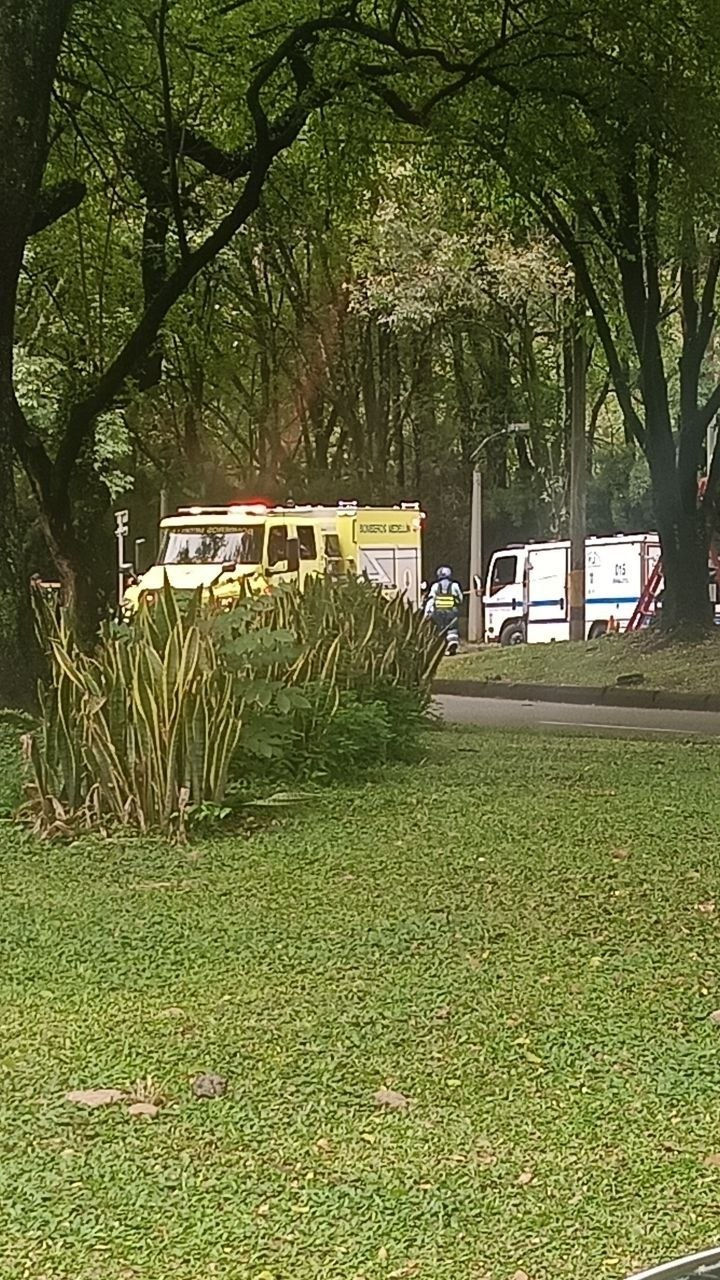 DOS ACCIDENTES DE TRÁNSITO EN #ANTIOQUÍA 😭⚠️ En menos de 24 horas se registran dos siniestros viales que vuelven a encender las alarmas sobre la seguridad en nuestras vías. 🔴 Primer caso: Vol