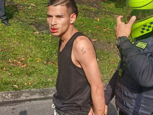 #Medellín / Hoy nos dirigiamos a sabaneta y en la glorieta para salir a la regional bajando de la oriental, este par de ratas asquerosas con un cuchillo nos intimidan sin importarles que ibamos con un