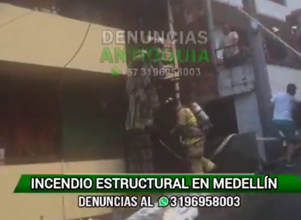 #Medellín / 2 tripulaciones de bomberos Medellín atendió incendio estructural en el barrio manrique san pablo calle 97 Cerca del parque de la uva san pablo.