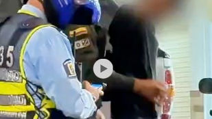 #Medellín/ Comuna 13 reduce el hurto y refuerza control con operativos permanentes Las autoridades mantienen presencia constante en la Comuna 13, San Javier, con operativos de registro y control en