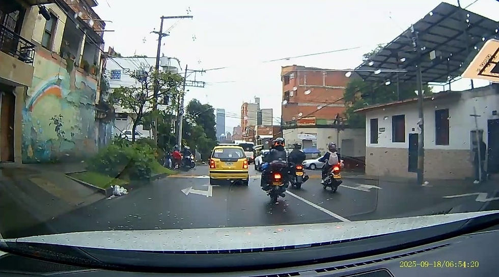 #Medellín/ Ciudadano grabó el momento en que sujetos en motocicleta hurtan la moto a una pareja que se movilizaban por prado centro