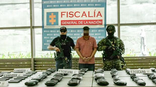 👉 Capturado sujeto que movilizaba 55 kilos de pasta base de coca y material de guerra en vías del #Suroesteantioqueño