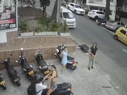 #Atención/ sujetos en motocicleta venían siguiendo a una mujer que se desplazaba en su motocicleta hasta el gimnasio en la Calle 79 zamora, cuando ella ingresa los sujetos con arma de fuego le hurta..