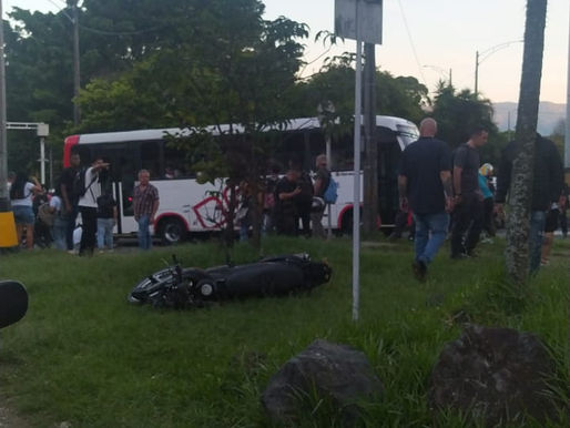 #Medellín/ nos reportan fuerte accidente de tránsito en la 80 con la 80, conductor de motocicleta y acompañante pierden el control colisionan contra el separador y luego tumban un poste, posteriorment